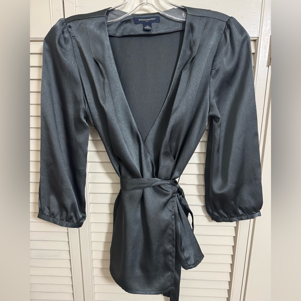 Pretty Banana Republic V-neck satin Charcoal gray textured Satin wrap tie top.
